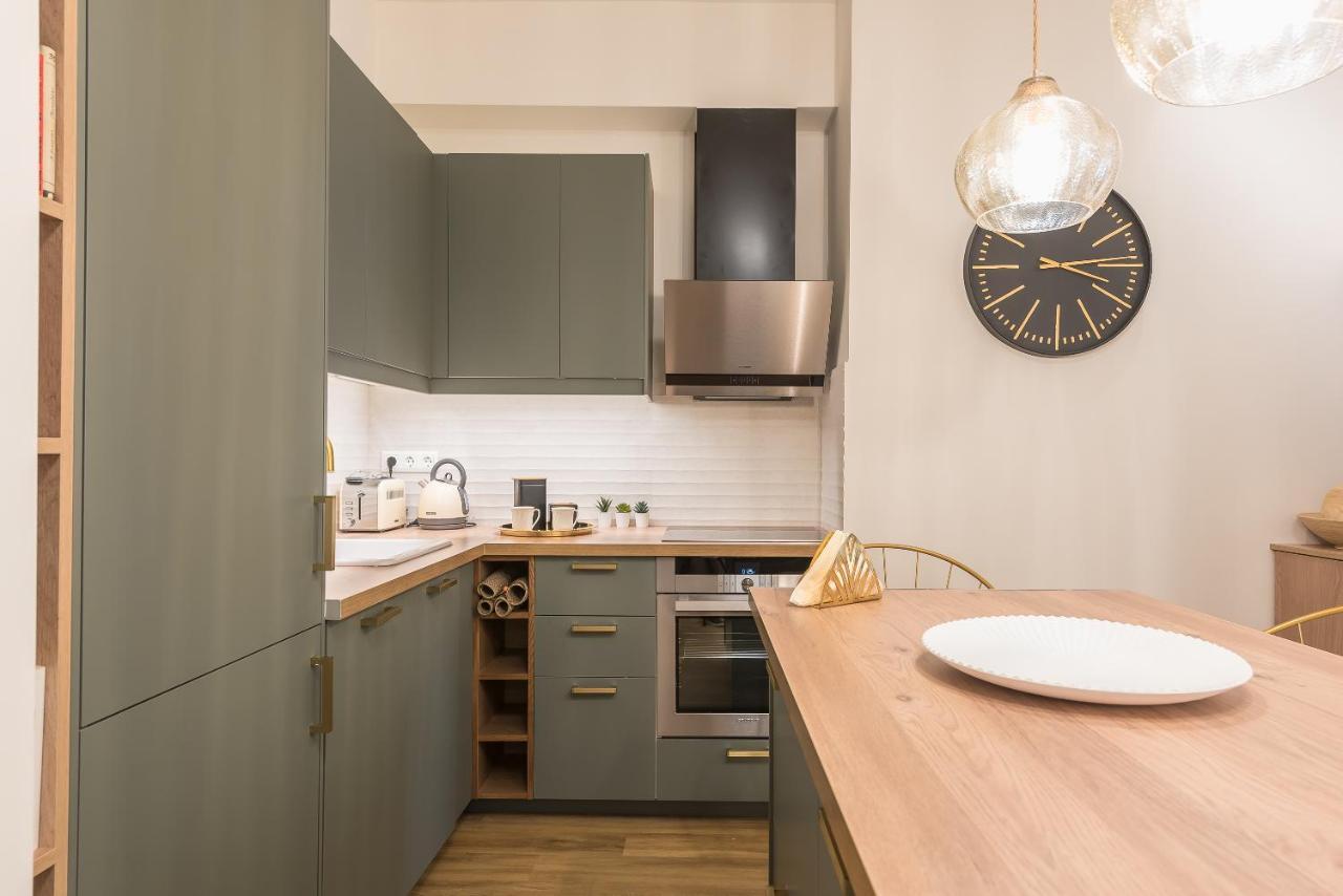 Chic And Comfort Home In Central Athena Bagian luar foto