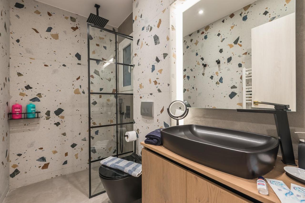 Chic And Comfort Home In Central Athena Bagian luar foto